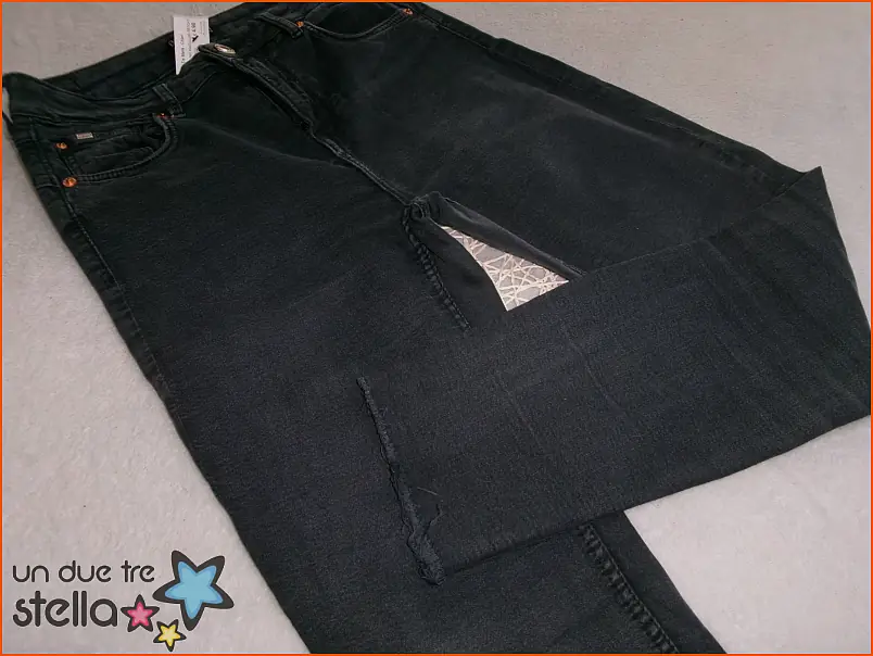 10168/24 - Tg.38 jeans neri elasticizzati BERSHKA